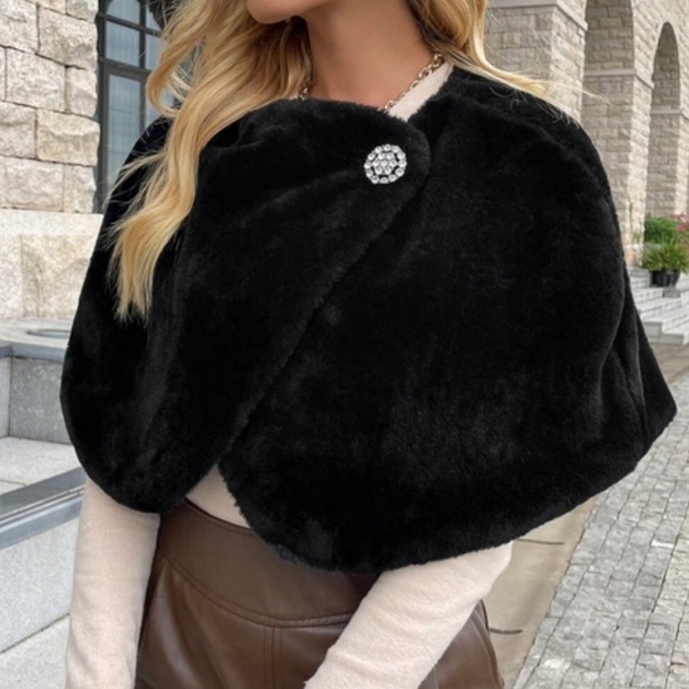 Chic elegant black faux fur buttoned shoulder cape - Picture 2 of 6